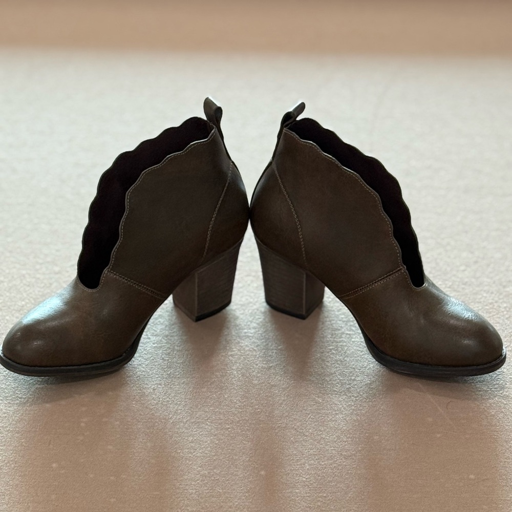 NWOT -Elegant Brown Ankle Boots - size 6